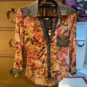 Flowered blouse with rhinestone bottoms